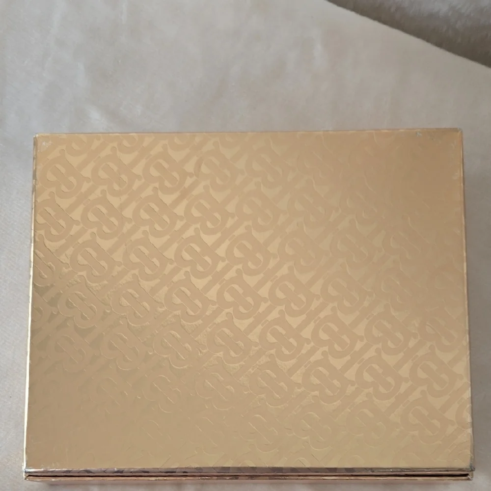 Burberry Luxurious Gold Embossed Box - Picture 2 of 2